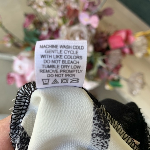 Charming Charlie Black/White Pocket Top - size Med - Picture 5 of 5